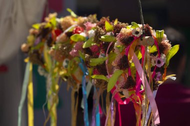 Arka planda çiçek kafa bantlarını kapatın