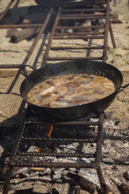 Arka plandaki yangında bir tavaya yakın