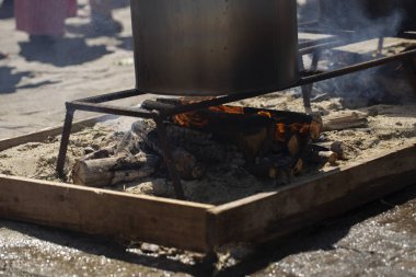 Arka plandaki yangında bir tavaya yakın