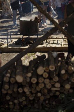 Domuz omzu arka planda kaynıyor