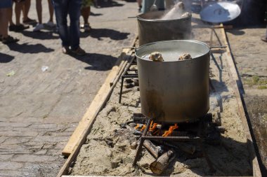 Domuz omzu arka planda kaynıyor