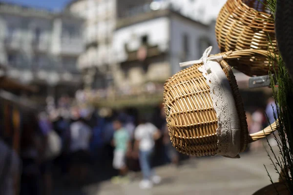 Sepetler dükkanı ve arka planda birçok kişi