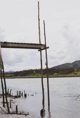 Nehri üzerinde eski bir iskele 