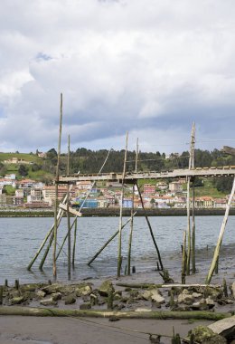 Nehri üzerinde eski bir iskele 