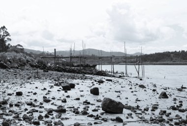 Nehri üzerinde eski bir iskele 