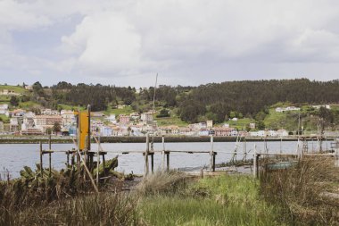 Nehri üzerinde eski bir iskele 