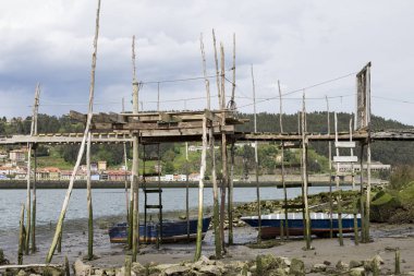 Nehri üzerinde eski bir iskele 