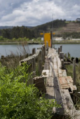 Nehri üzerinde eski bir iskele 