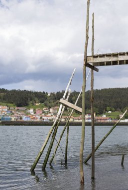 Nehri üzerinde eski bir iskele 