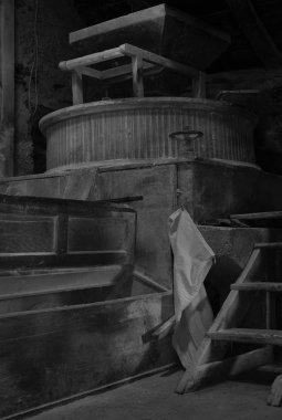 Eski bir un değirmeni, kapalı