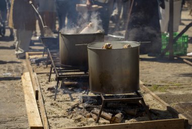 Domuz omzu açık havada bir tavada kaynıyor