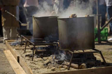 Domuz omzu açık havada bir tavada kaynıyor