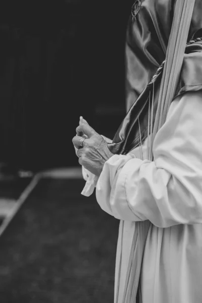 Vrouw Trekt Handschoenen Aan Tijdens Een Processie Heilige Week — Stockfoto