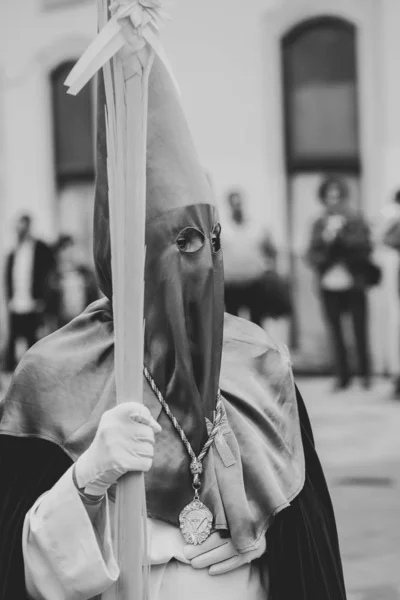 Pessoa Encapuzada Tocando Barriga Uma Procissão Semana Santa — Fotografia de Stock