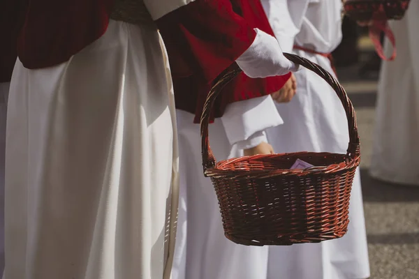 Segurando Uma Cesta Semana Santa — Fotografia de Stock