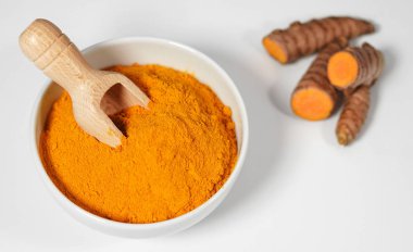 Zerdeçal tozu kase ve dilimlenmiş kökleri