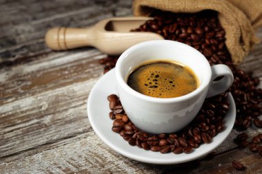 Kahve fincanı ve kahve çekirdeği.