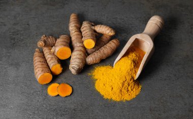 Zerdeçal Tozu Ve Dilimlenmiş Zerdeçal Kökü