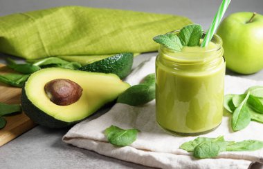 Avokado Elma Ispanak Smoothie