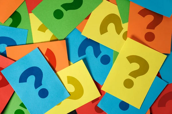 Símbolo Ponto Interrogação Sinal Muitos Papéis Nota Coloridos Perguntas Clientes — Fotografia de Stock
