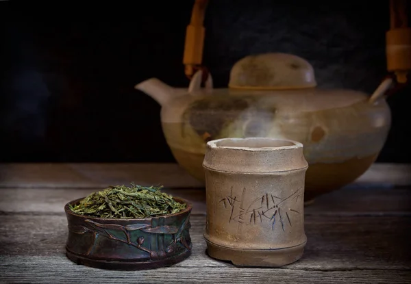 Bancha 茶是日本普通的绿茶 由老的和更大的叶子在季节后期制成 它是廉价的 但充满风味和低咖啡因 — 图库照片