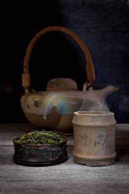Geç sezon büyük ve daha büyük yapraklarından yapılmış ortak Japon yeşil çay Bancha çaydır. Ucuz ama lezzet dolu ve kafein düşük.