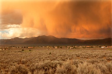 Gün batımında New Mexico Taos Vadisi 'nde yağmur yağar.