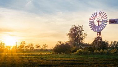 Kuzeydoğu Almanya 'daki Kullanım Alanı' nda sonbahar günbatımı. / / Herbst Sonnenuntergang auf der Insel Usedom im Thuurbruch, Deutschland