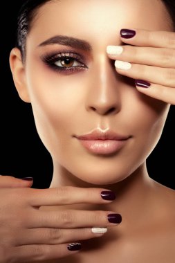 Güzel model kadında bir siyah arka plan genç modern kız lüks spa Bayan Güzellik Salonu makyaj maskara kadar ayırmamız uzun kirpiklere ruj dudakları göz farı parlak saçlar manikür tırnak cilası ürünleri tedavi ile