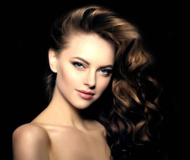 Siyah bir zemin üzerine uzun saçlı model. Dalgalar kıvırcık saç modeli. Kuaför Salonu. Kabarık. Moda model parlak saçlar ile. Sağlıklı saç kız lüks saç kesimi ile olan kadın. Saç dökülmesi saç hacim kız. 