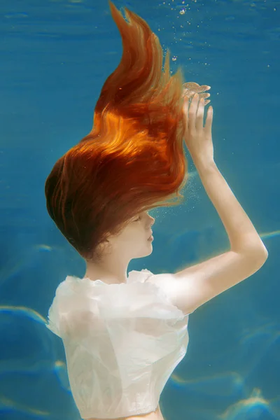 健康的な光沢のある美しい長い髪の少女の人魚 水中シーン 女性ファッションモデル美しいドレスで水に泳ぐ魚のように — ストック写真