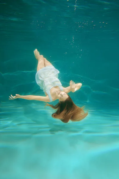 水中シーン 健康的な光沢のある美しい長い髪の少女の人魚 女性ファッションモデル美しいドレスで水に泳ぐ魚のように — ストック写真