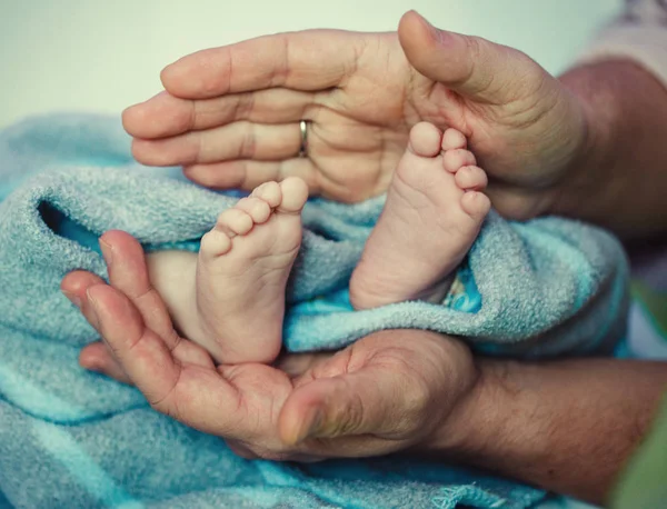 Pieds Bébé Entre Les Mains Père Ded Grand Père Grand — Photo