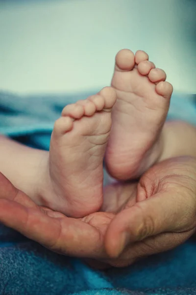 Pés Bebé Nas Mãos Pai Ded Grendfather Grendmather Child Pés — Fotografia de Stock