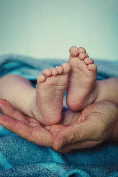 Pés Bebé Nas Mãos Pai Ded Grendfather Grendmather Child Pés — Fotografia de Stock