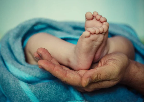 父の手で赤ちゃんの足 Ded または Grendfather Grendmather 手のひらの保護の下の足 幸せな家族概念 母性の概念図 — ストック写真