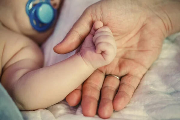 Μωρό Πόδια Στα Χέρια Του Πατέρα Του Ded Grendfather Grendmather — Φωτογραφία Αρχείου