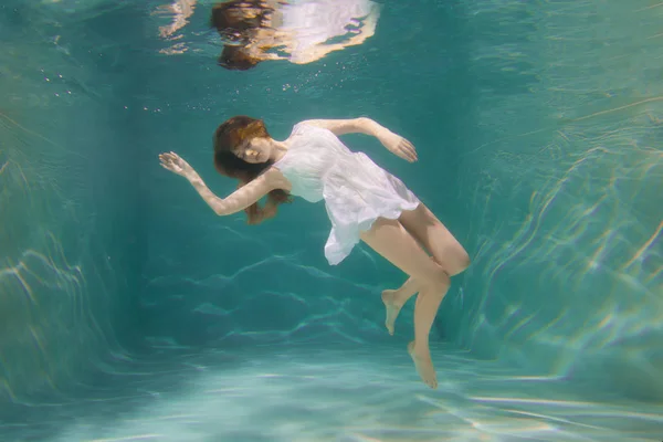 水下场景 女孩美人鱼与健康闪亮美丽的长发 在水中的时装模特在美丽的衣服游泳像鱼 — 图库照片