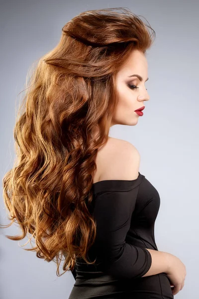 Bir Kadın Saçlarını Parlak Sağlıklı Uzun Kırmızı Bukleler Ile Lüks — Stok fotoğraf
