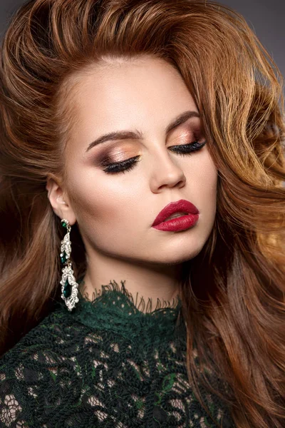 Cara Chica Con Maquillaje Impresionante Profesional Labios Rojos Pestañas Postizas —  Fotos de Stock