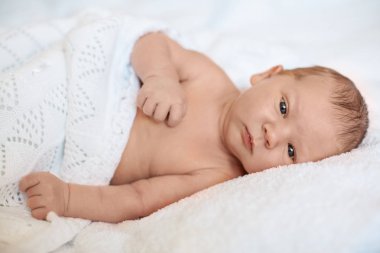 Beyaz battaniye uyku, yatakta yatarken küçük yeni doğan bebek çocuk.