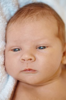 Beyaz battaniye uyku, yatakta yatarken küçük yeni doğan bebek çocuk.