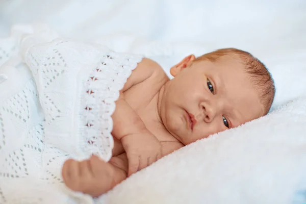 Kleine Pasgeboren Babyjongen Slapen Witte Deken Liggend Bed — Stockfoto