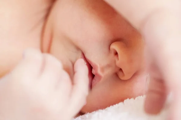 Kleiner Neugeborener Junge Schläft Weißer Decke Auf Dem Bett — Stockfoto