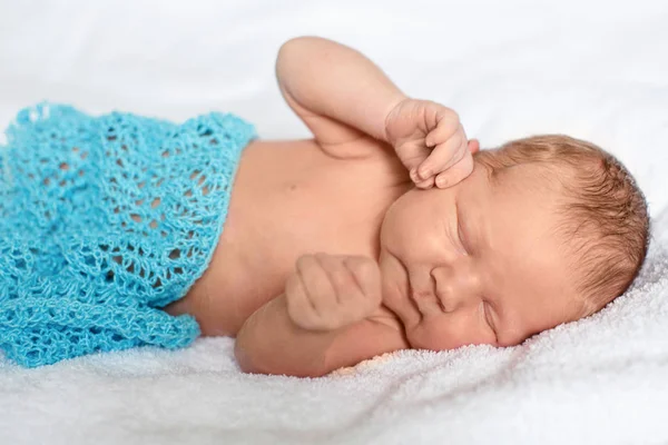 Kleine Pasgeboren Babyjongen Slapen Witte Deken Liggend Bed — Stockfoto