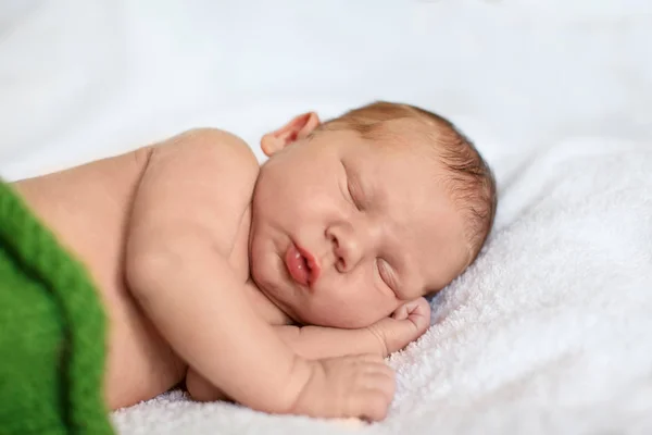 Маленький Новорожденный Мальчик Спит Белом Одеяле Лежа Кровати — стоковое фото