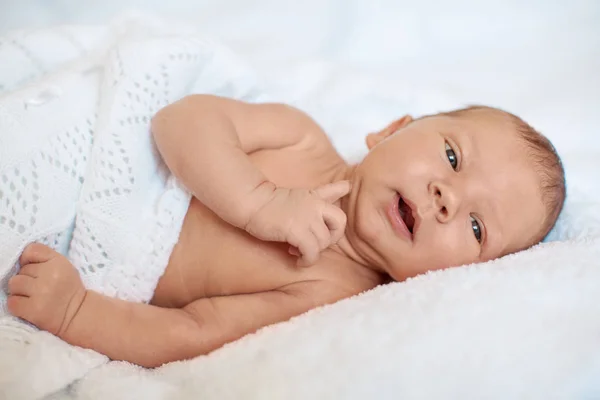 Kleine Pasgeboren Babyjongen Slapen Witte Deken Liggend Bed — Stockfoto