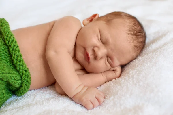 Αγόρι Νεογέννητο Μωράκι Κοιμάται Στην Κουβέρτα Λευκό Ξαπλωμένος Στο Κρεβάτι — Φωτογραφία Αρχείου