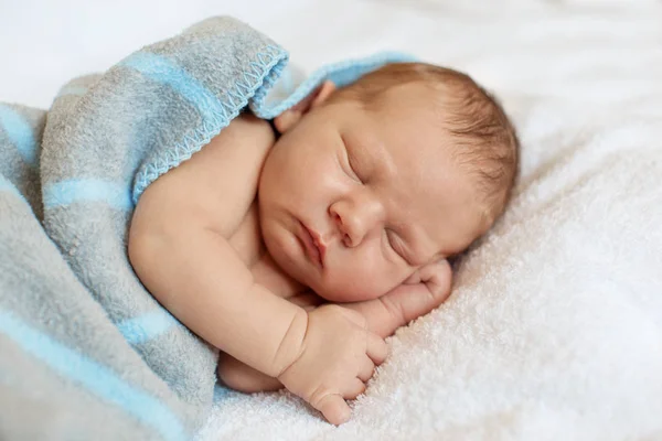 Kleine Pasgeboren Babyjongen Slapen Witte Deken Liggend Bed — Stockfoto