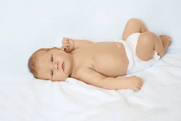 Kleine Pasgeboren Babyjongen Slapen Witte Deken Liggend Bed — Stockfoto